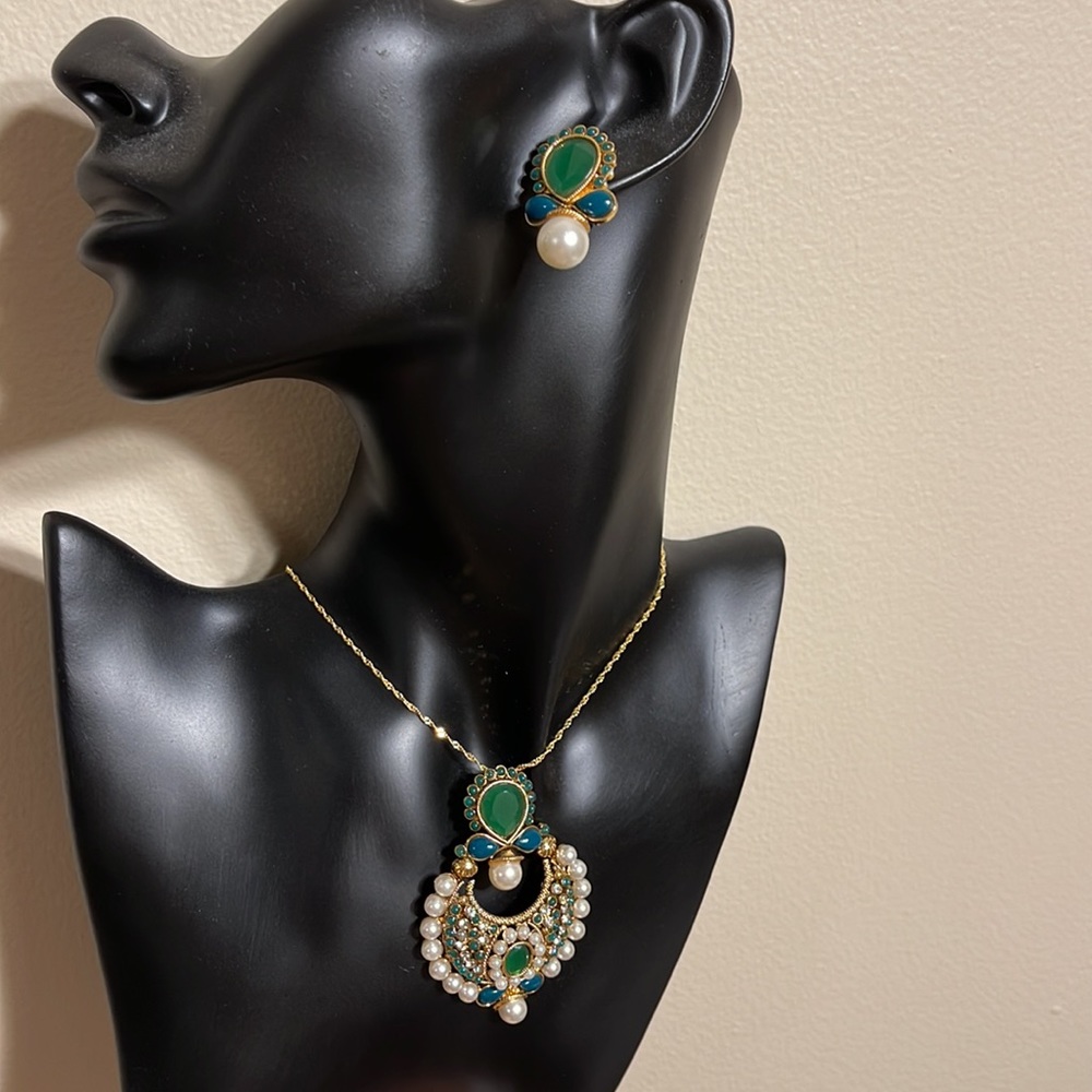 Emerald and pearl gold necklace set